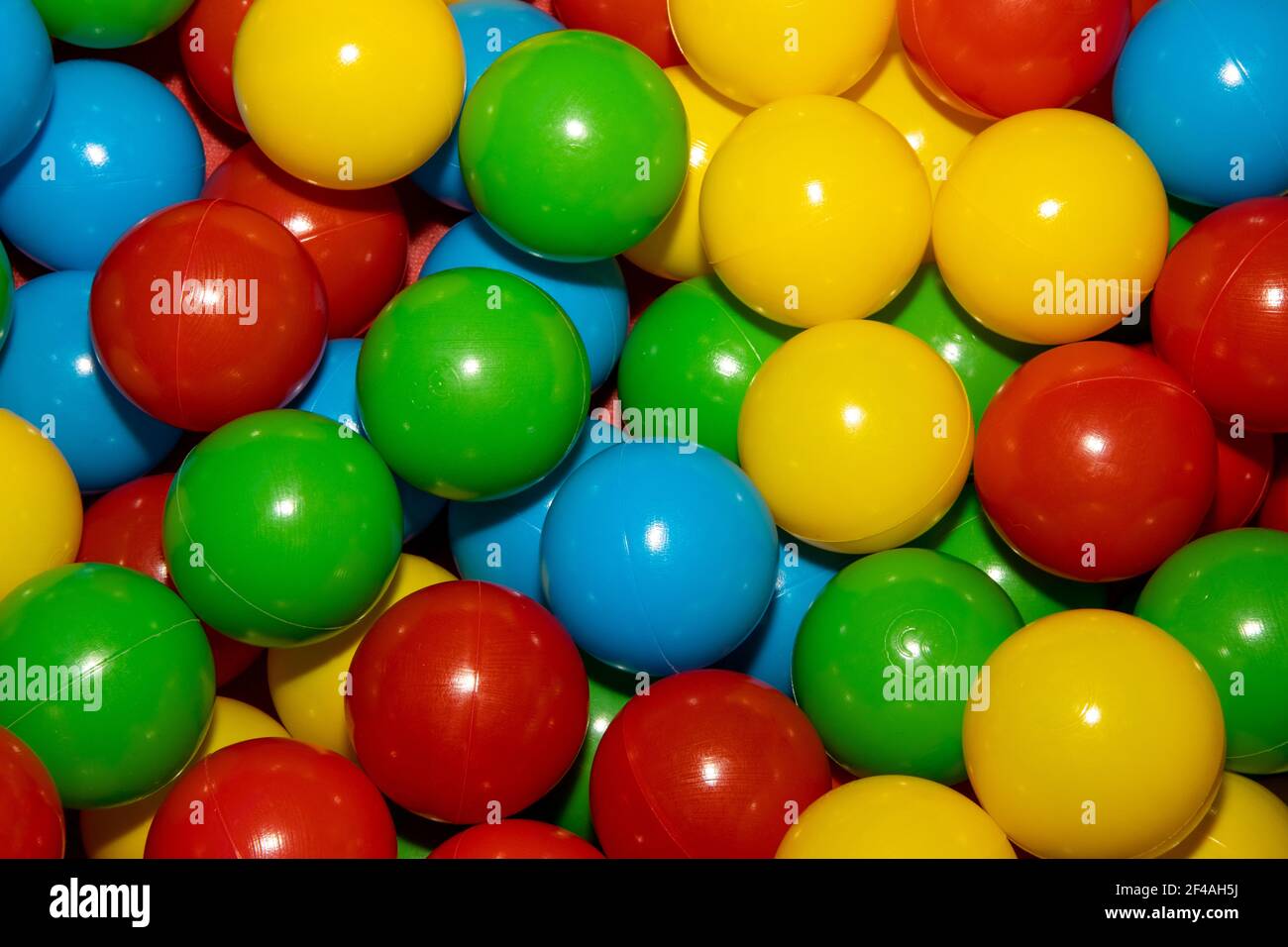 Eine Nahaufnahme eines Bündels von bunten Plastikkugeln In einem  Kinderball-Pool-Grube Stockfotografie - Alamy