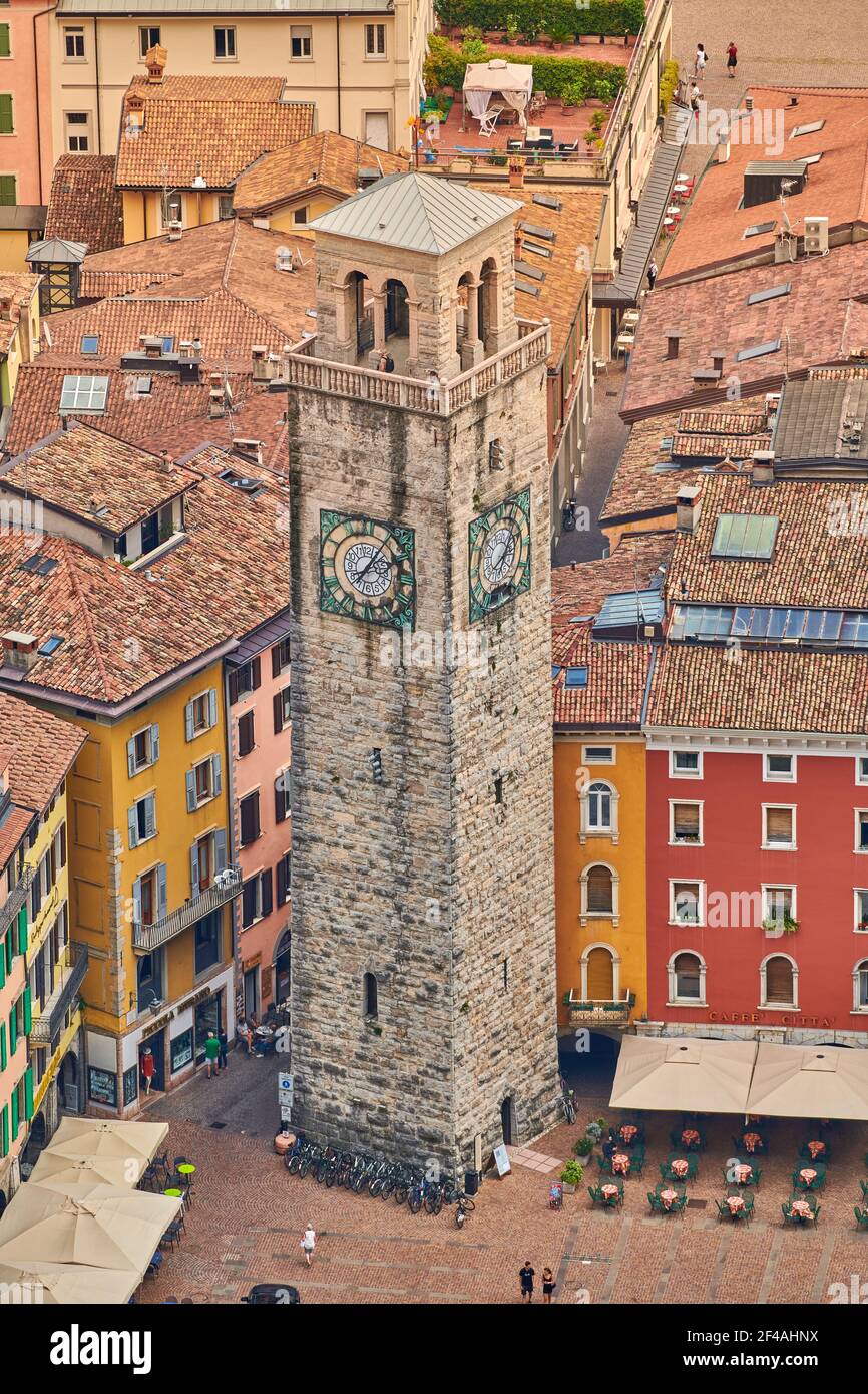 Riva del Garda, Italien - 07. Juli 2020: Panoramablick auf den schönen Gardasee und den Panorama-Lift .Riva del Garda Stadt und Gardasee in der au Stockfoto