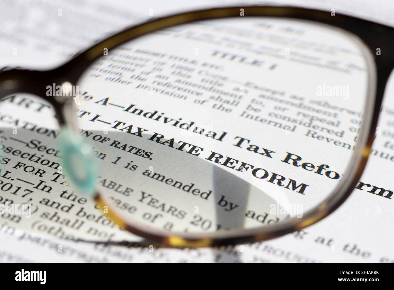 Die Dokumente des Tax Cuts and Jobs Act (TCJA) von 2017. Die Verwaltung Biden sieht die erste große Steuererhöhung seit 1993 in der nächsten... Stockfoto