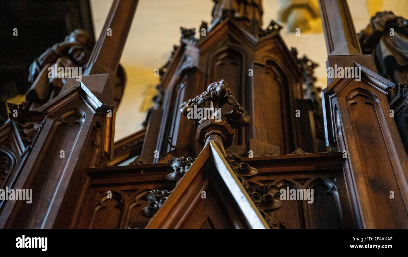 Das Fragment des antiken Eichenschranks in der katholischen Kathedrale. Design und Möbel. Stockfoto