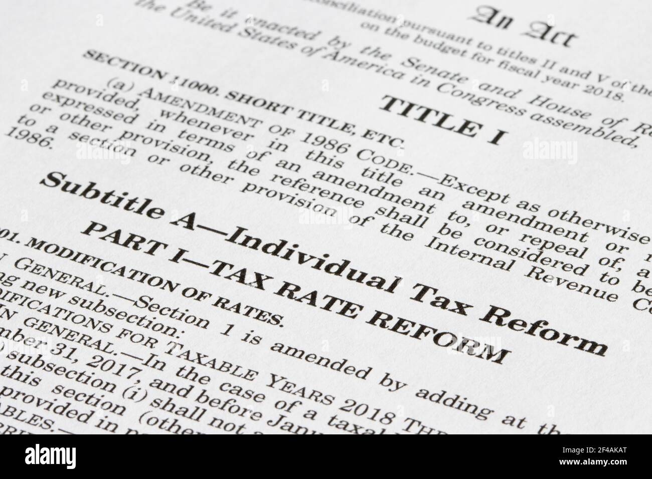 Die Dokumente des Tax Cuts and Jobs Act (TCJA) von 2017. Die Verwaltung Biden sieht die erste große Steuererhöhung seit 1993 in der nächsten... Stockfoto
