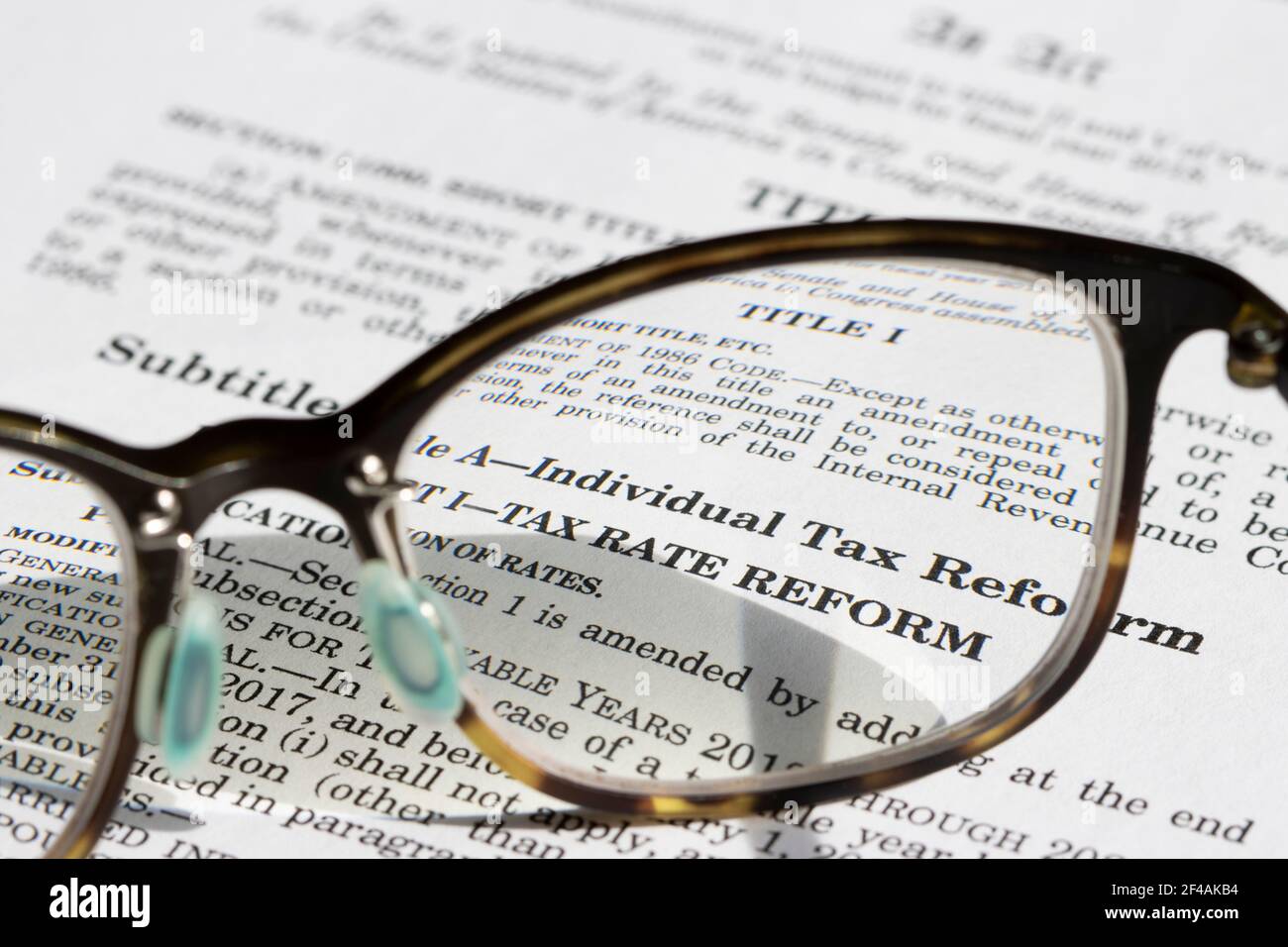 Die Dokumente des Tax Cuts and Jobs Act (TCJA) von 2017. Die Verwaltung Biden sieht die erste große Steuererhöhung seit 1993 in der nächsten... Stockfoto