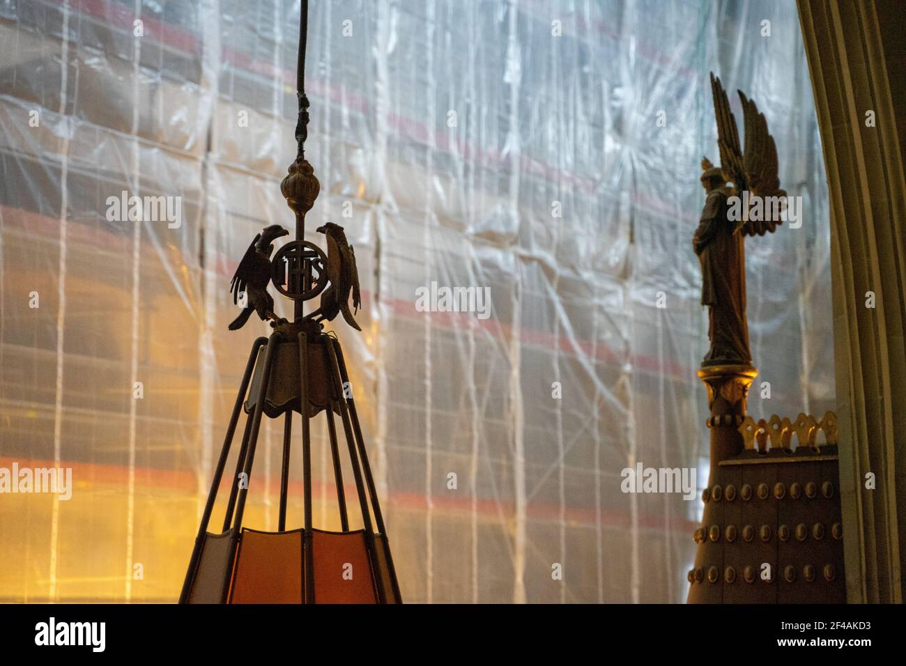 Vintage Gothic Kirche Anhänger Silhouetten gegen Staub Barriere Kontrollsystem an der Wand während der Umgestaltung befestigt, Krakau, Polen Stockfoto