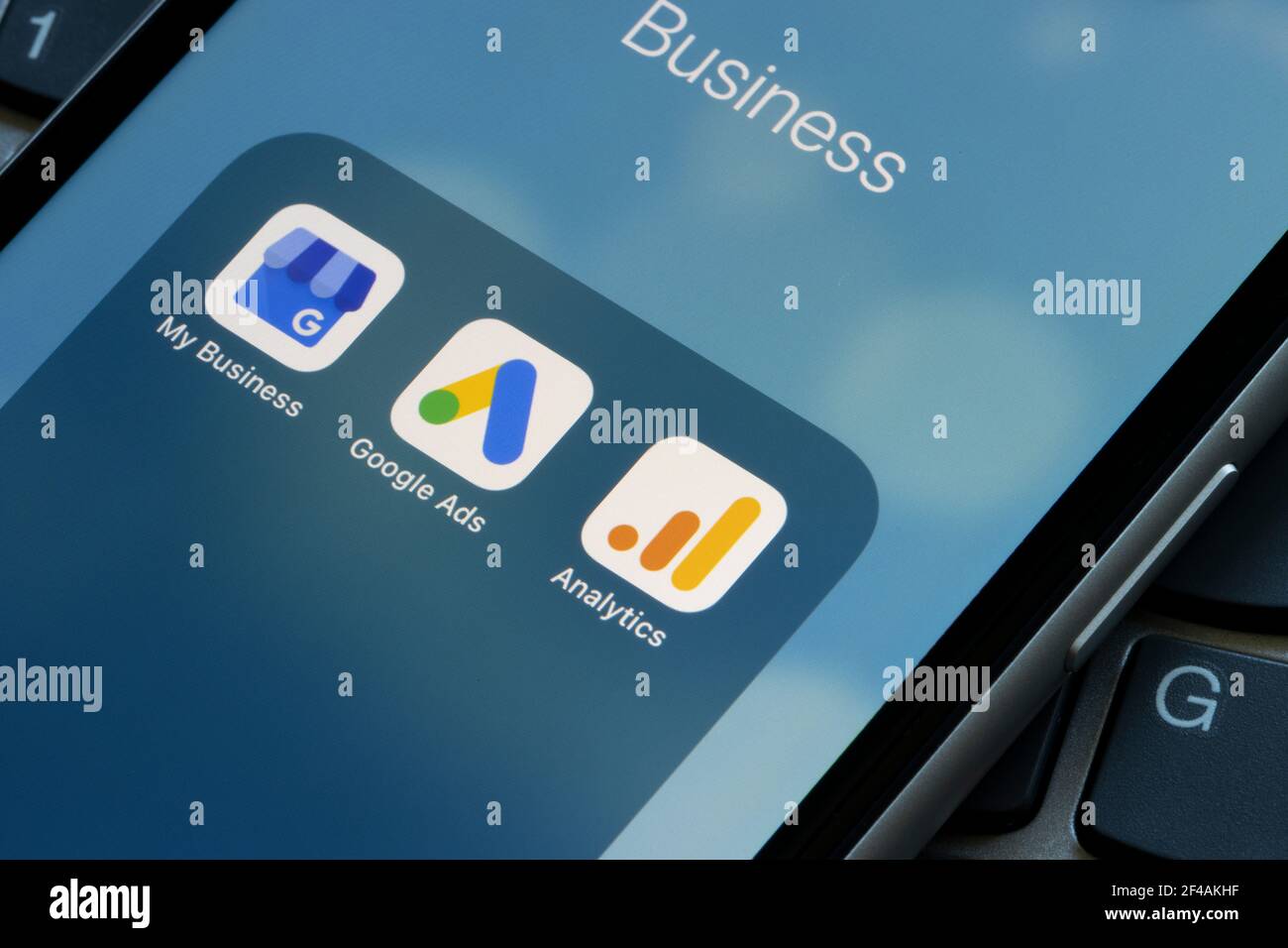 Die Google My Business-, Google Ads- und Analytics-App-Symbole werden auf einem iPhone angezeigt. Die Suite von Apps kann für eine bessere Leistung in Unternehmen integriert werden ... Stockfoto