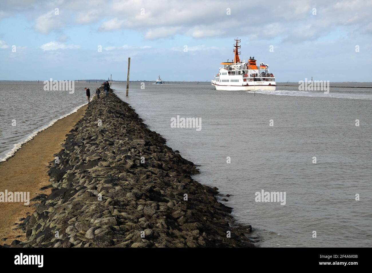 Ein felsiger Pfad am Strand mit einem Schluck auf Der Hintergrund Stockfoto