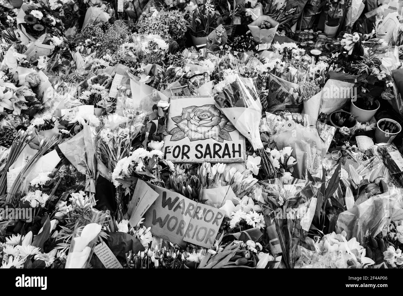 London, Großbritannien. 19. März 2021. Die Menschen zollen Sarah Everard auf dem Bandstand im Clapham Common Tribut und Blumen. Quelle: Waldemar Sikora Stockfoto