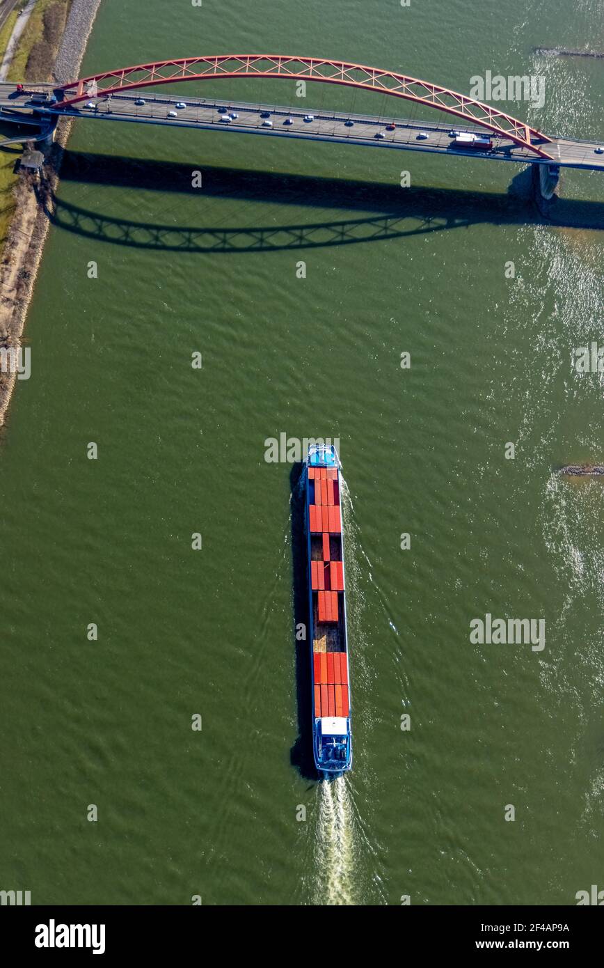 Luftaufnahme, , Brücke der Solidarität und Containerschiff auf dem Rhein, Hochfeld, Duisburg, Ruhrgebiet, Nordrhein-Westfalen, Deutschland, Binnenschifffahrt Stockfoto