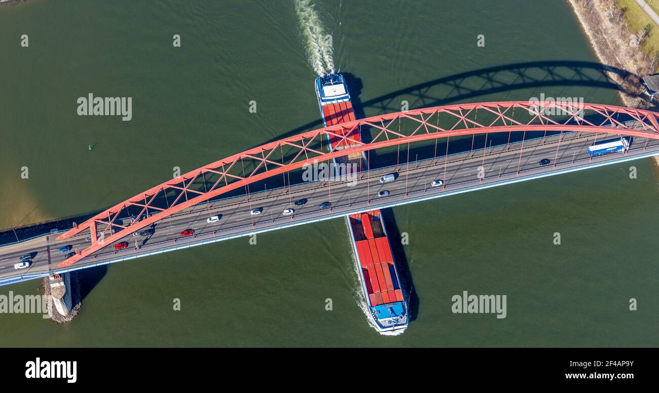 Luftaufnahme, , Brücke der Solidarität und Containerschiff auf dem Rhein, Hochfeld, Duisburg, Ruhrgebiet, Nordrhein-Westfalen, Deutschland, Binnenschifffahrt Stockfoto