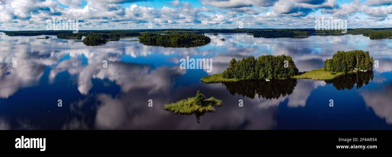 Panorama von drei Inseln genannt Muutosaaret bei Leppävirta in Savo Finnland fotografiert mit einer Drohne Stockfoto