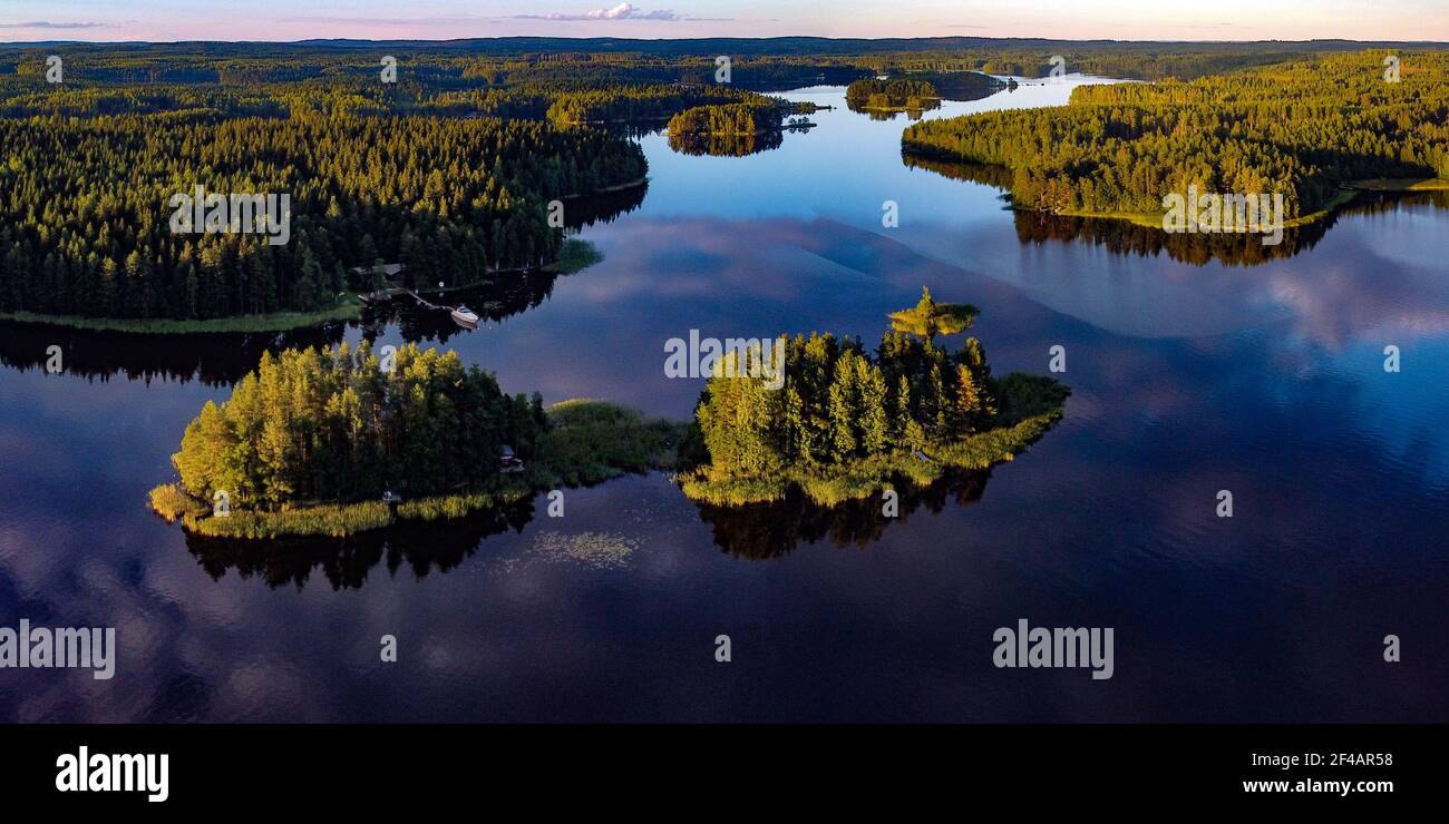 Panorama von zwei Inseln genannt Muutosaaret bei Leppävirta in Savo Finnland fotografiert mit einer Drohne Stockfoto