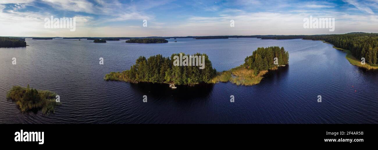 Panorama von zwei Inseln genannt Muutosaaret bei Leppävirta in Savo Finnland fotografiert mit einer Drohne Stockfoto