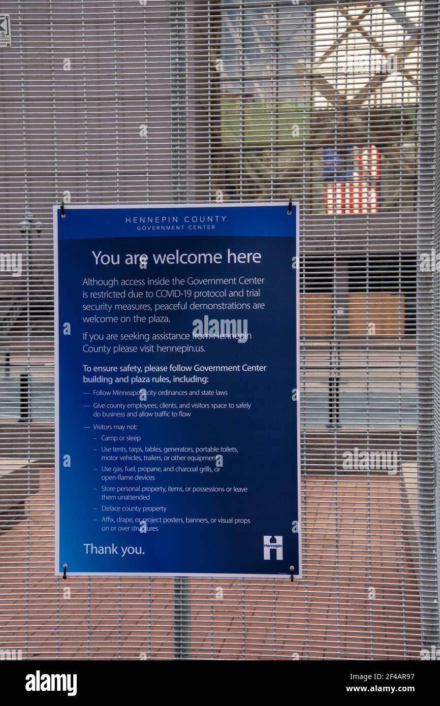 Minneapolis, Minnesota. Rasierdraht und Zäune schützen Regierungsgebäude vor Demonstranten während des Derek Chauvin Prozesses. Sie sind willkommen Zeichen. Stockfoto