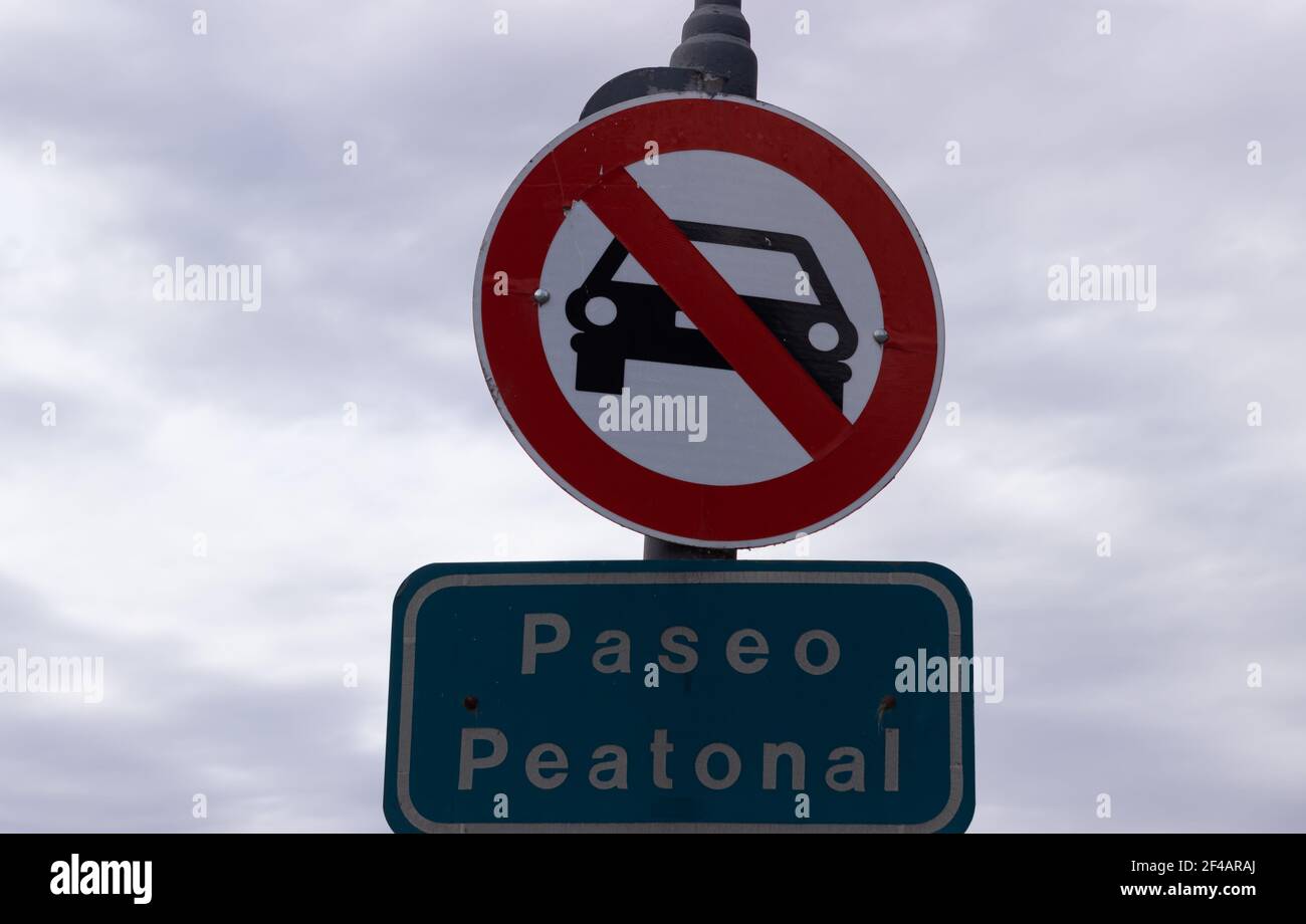 Schilder auf spanisch: Fussgängerweg. Mietwagen nicht erlaubt. Stockfoto