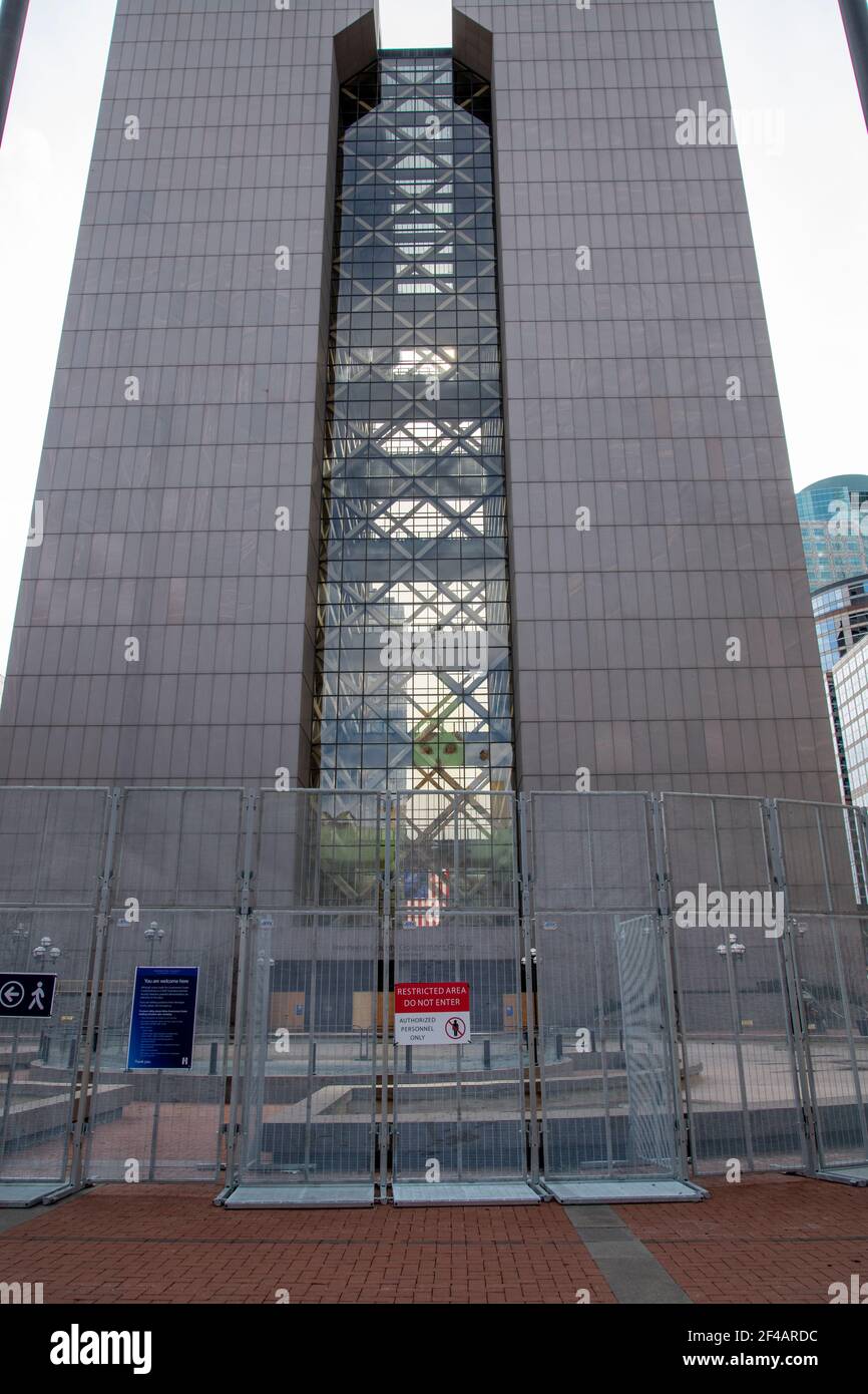 Minneapolis, Minnesota. Rasierdraht und Zäune schützen Regierungsgebäude vor Demonstranten während des Derek Chauvin Prozesses. Stockfoto