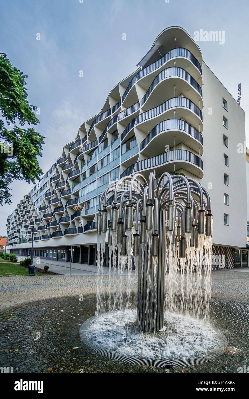 Brunnen an der Wellenfassade eines sanierten ehemaligen DDR-Fertighausgebäudes, Magdeburg, Sachsen-Anhalt, Deutschland Stockfoto