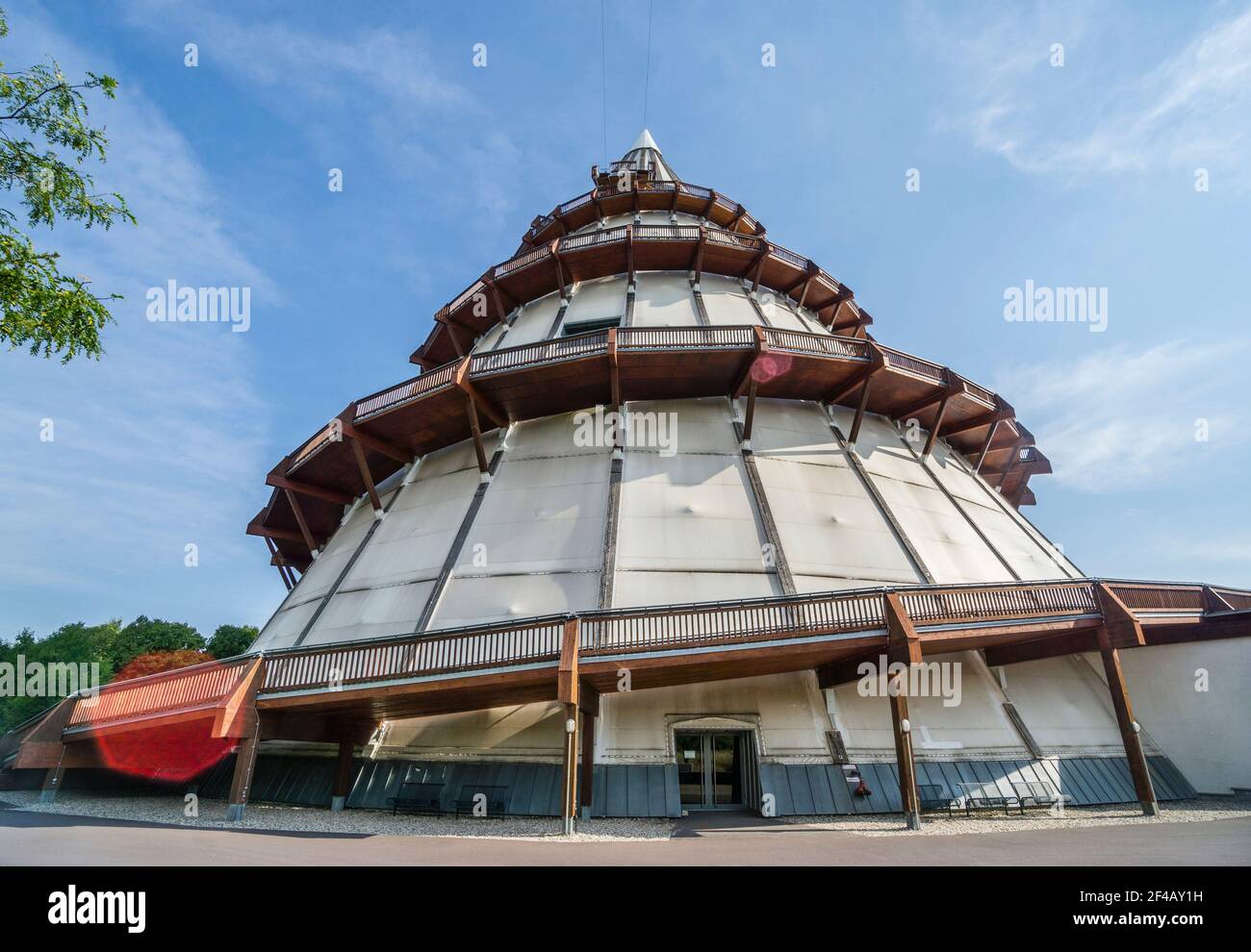 Blick auf den Jahrtausendturm, mit 60 m einer der höchsten Holztürme der Welt, zeigt die Entwicklung der Wissenschaften, situ Stockfoto