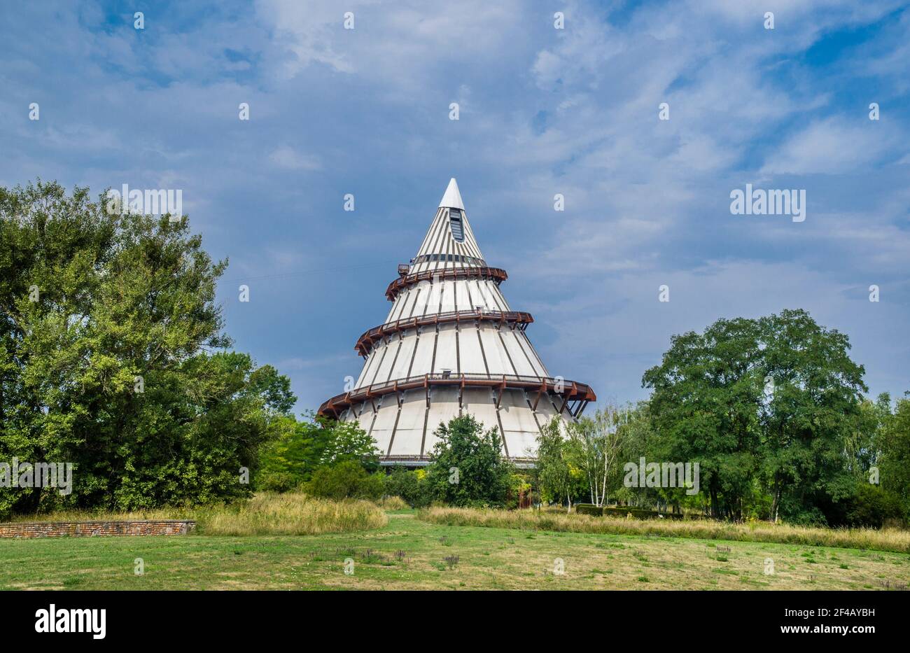 Blick auf den Jahrtausendturm, mit 60 m einer der höchsten Holztürme der Welt, zeigt die Entwicklung der Wissenschaften, situ Stockfoto