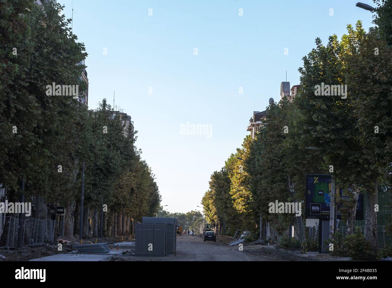BELGRAD, SERBIEN - 28. AUGUST 2020: Auto auf der cara dusana Straße in Belgrad geparkt, unbefestigt während einer Baustelle zu renovieren und zu rekonstruieren Stockfoto