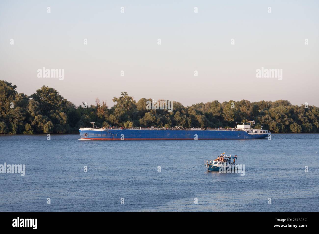 BELGRAD, SERBIEN - 29. AUGUST 2020: Frachtschiff, Lastkahn, Öltanker, Kreuzfahrt auf der Donau in Serbien, in belgrad, mit Benzin und Chemikalien Stockfoto