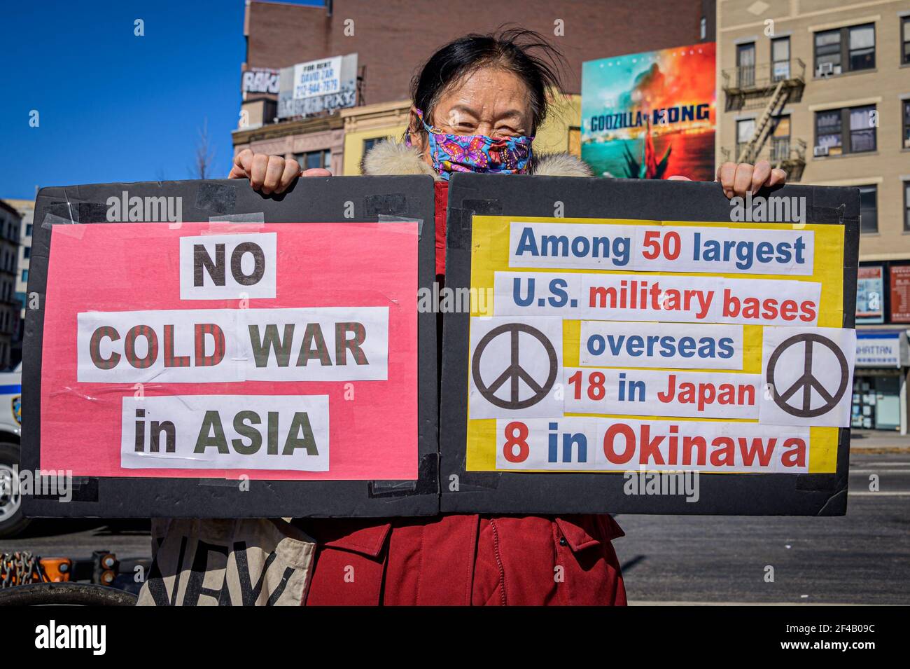 USA. März 2021, 19th. Anti-Kriegs-Aktivisten versammelten sich am 19. März 2021, dem 18th. Jahrestag der Invasion des Irak, auf dem Manhattan Bridge Plaza in Bowery und Canal mit Transparenten und Schildern, die dem Freitagsturzverkehr am späten Nachmittag über die Brücke sowie Fußgängern in der Nachbarschaft gegenüberstanden. Den endlosen Kreislauf von Krieg und Militarismus der Vereinigten Staaten zu bekämpfen. (Foto von Erik McGregor/Sipa USA) Quelle: SIPA USA/Alamy Live News Stockfoto