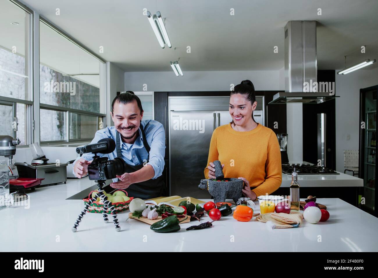 latin paar Blogger vlogger und online Influencer Aufnahme von Video-Inhalte Auf mexikanisches Essen in der Küche in Mexiko-Stadt Stockfoto