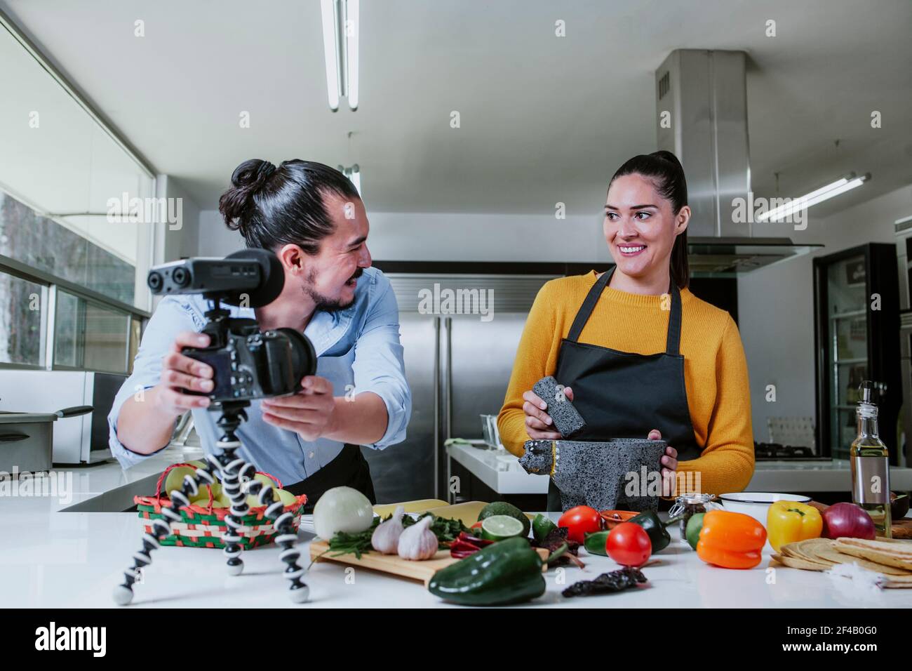 latin paar Blogger vlogger und online Influencer Aufnahme von Video-Inhalte Auf mexikanisches Essen in der Küche in Mexiko-Stadt Stockfoto