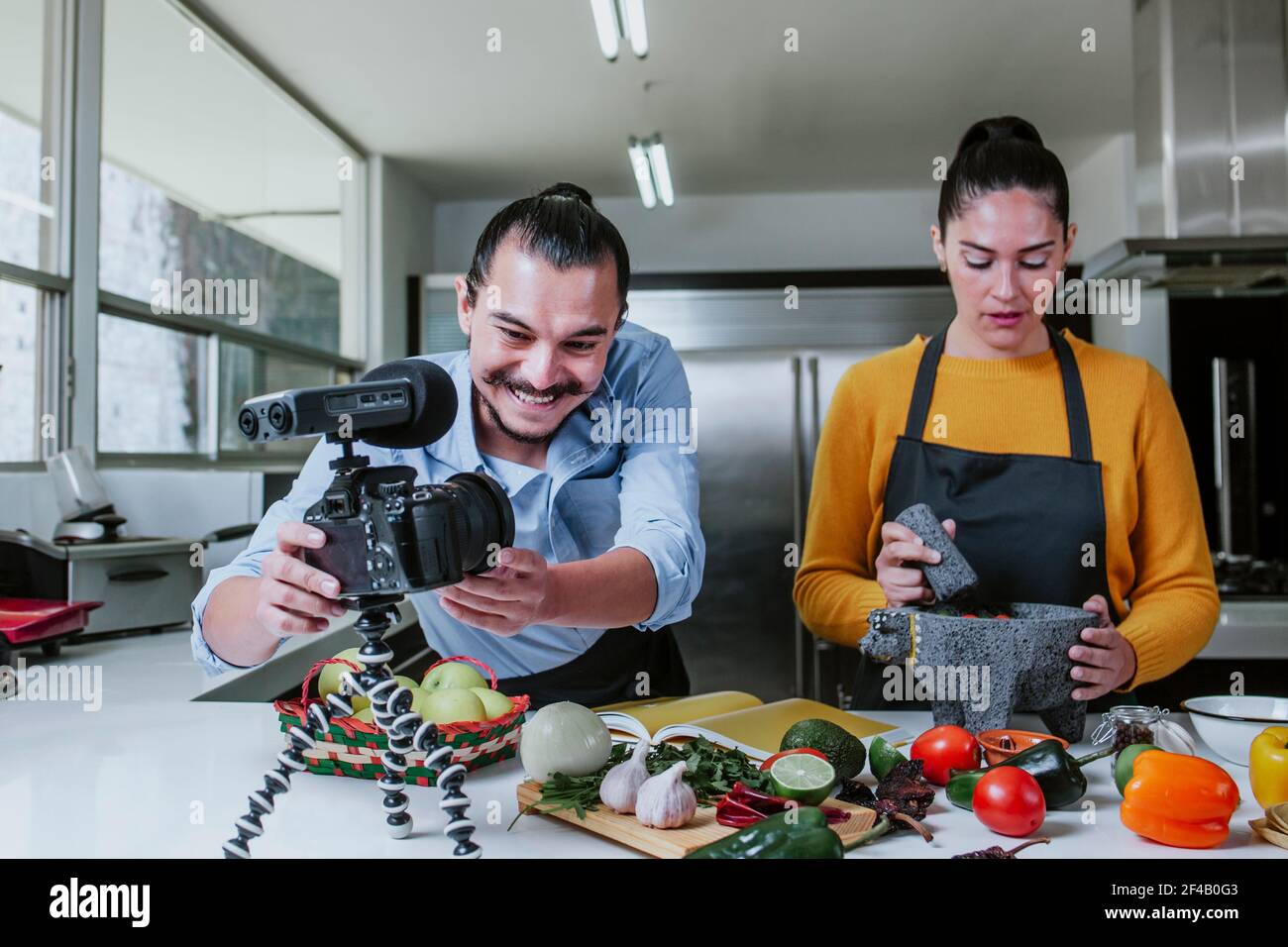 latin paar Blogger vlogger und online Influencer Aufnahme von Video-Inhalte Auf mexikanisches Essen in der Küche in Mexiko-Stadt Stockfoto