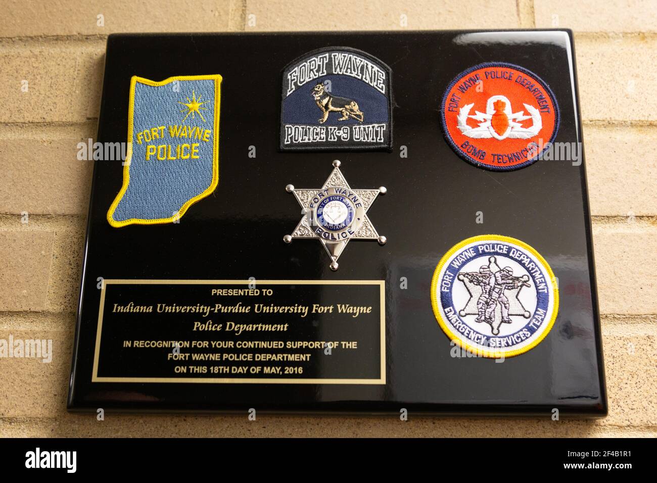 Eine Gedenktafel zu Ehren der Indiana University Purdue University Fort Wayne (IPFW) Police Department. Stockfoto