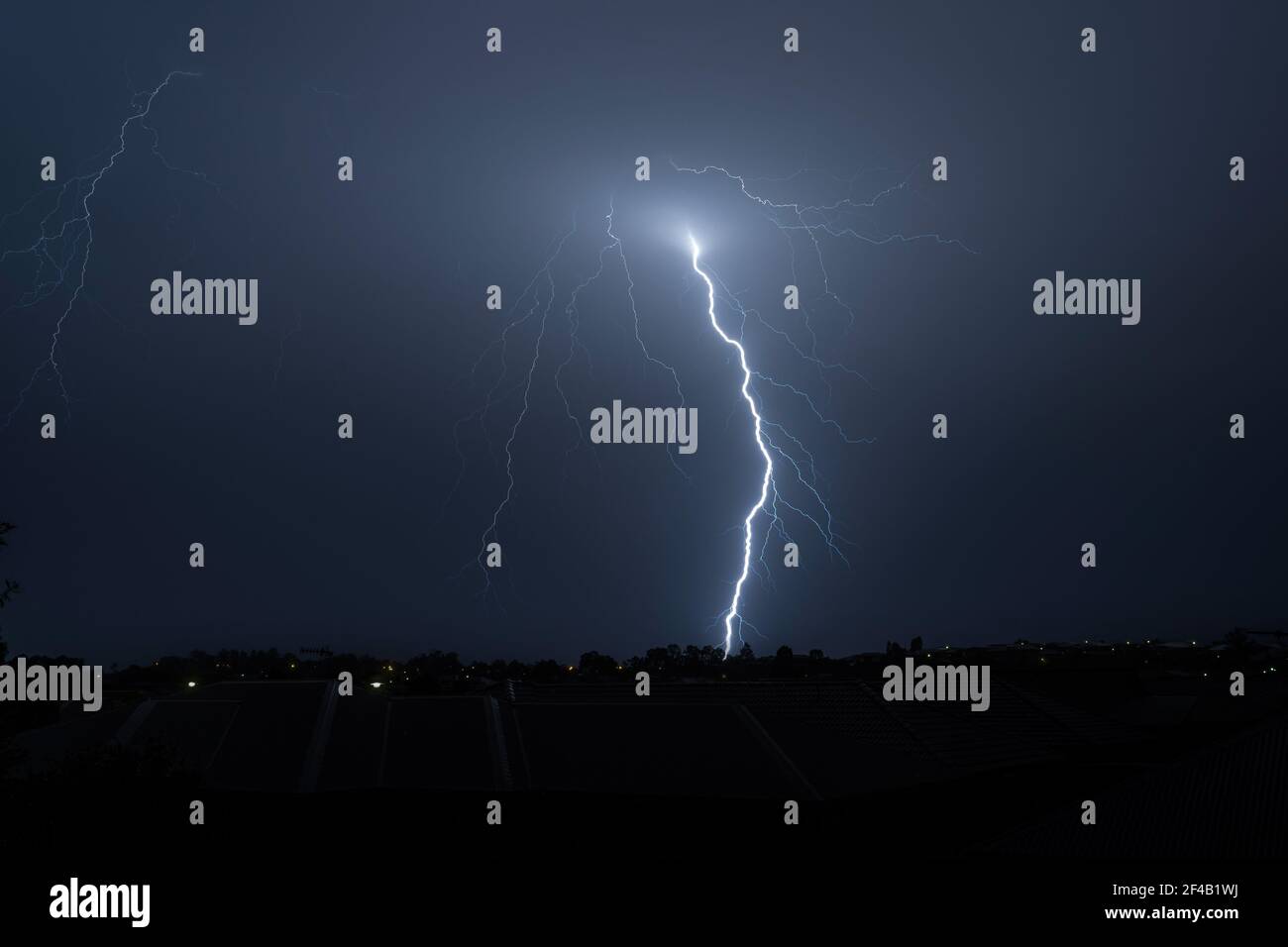 Ein Blitz trifft den Boden Stockfoto