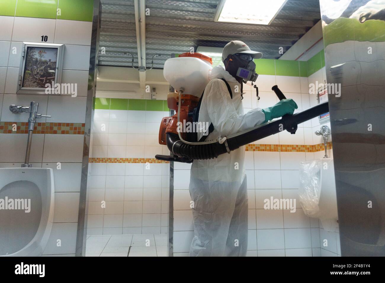 Santiago, Metropolitana, Chile. März 2021, 19th. Die Mitarbeiter des Vergnügungsparks Fantasilandia desinfizieren die Bäder des Parks mit quaternärm Ammonium, um das Coronavirus zu bekämpfen. Quelle: Matias Basualdo/ZUMA Wire/Alamy Live News Stockfoto