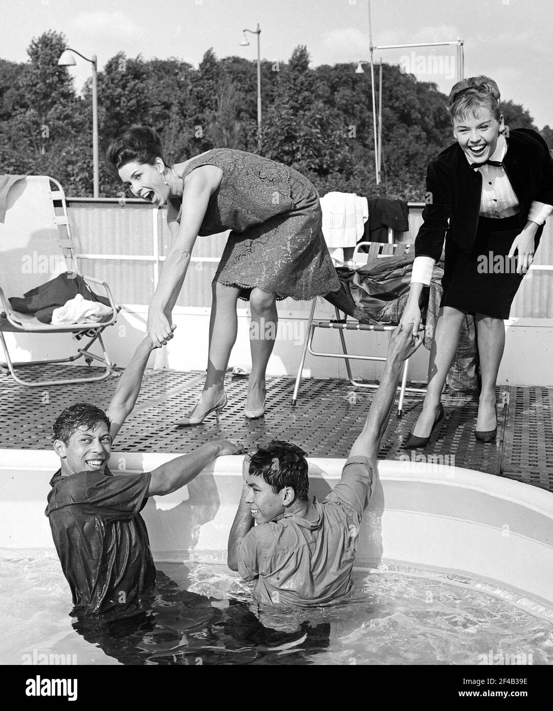 Deutsche Fernsehsendung, die von niederländischen Künstlerin Corry Brokken und Greetje Kauffeld die blauen Diamanten ziehen aus dem Wasser Datum 8. August 1963 Stockfoto