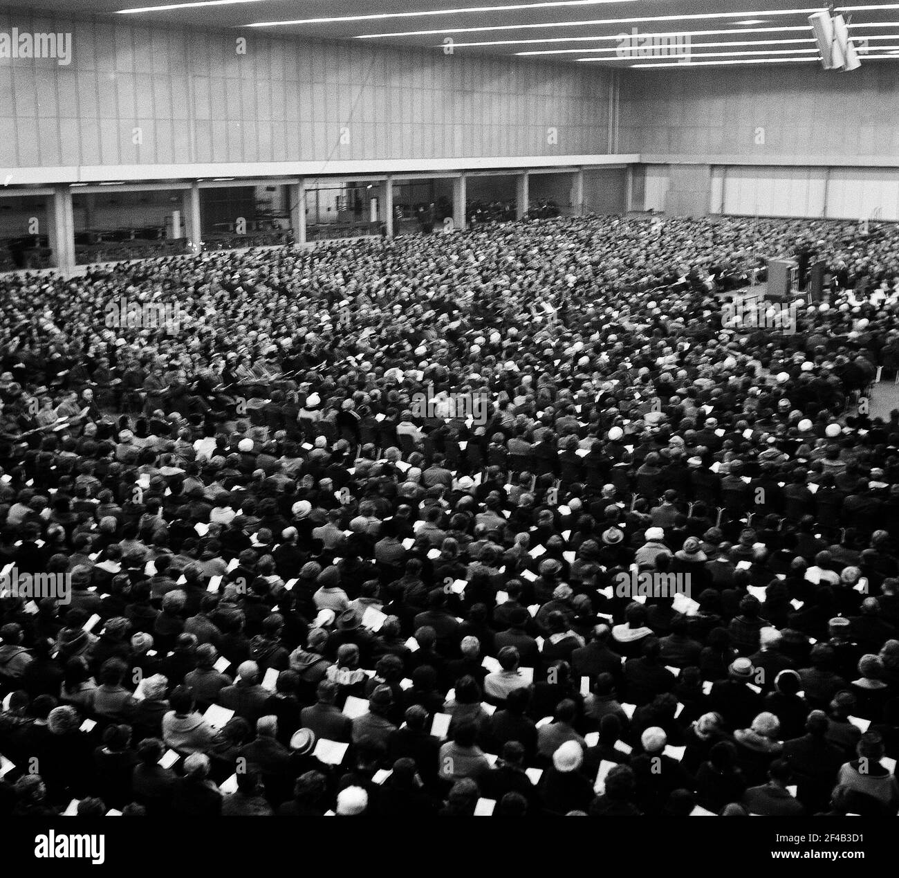 Folk Weihnachten singen in der RAI Gebäude von 7000 Sängern. Massive Christmas Song Überblick Datum 21. Dezember 1963 Stockfoto
