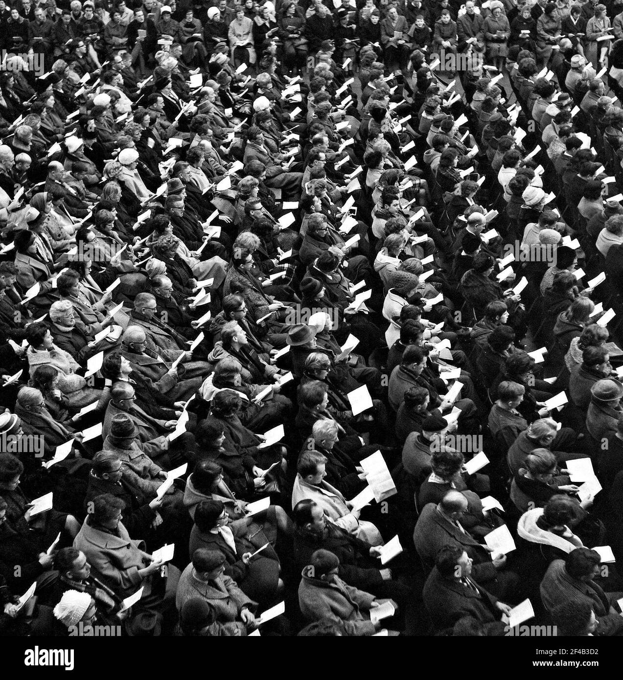 Folk Weihnachten singen in der RAI Gebäude von 7000 Sängern. Massive Christmas Song Überblick Datum 21. Dezember 1963 Stockfoto