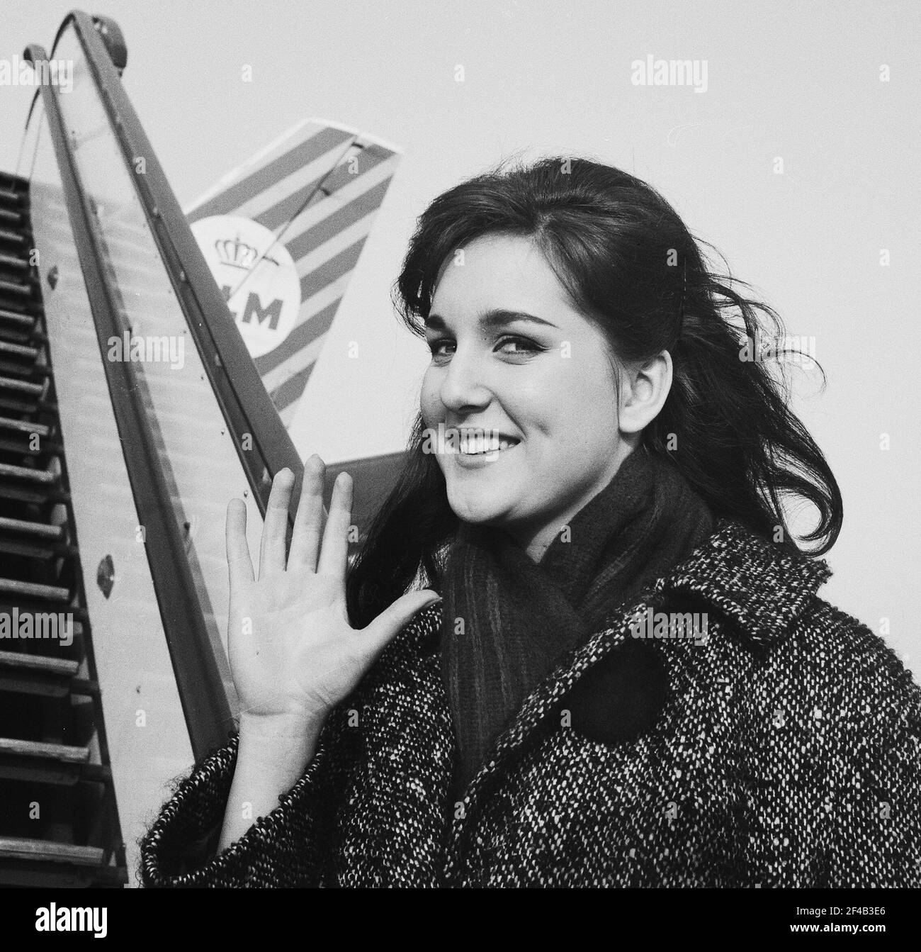 Haarlem Sänger Shirly Zwerus links in München für das Fernsehen durchzuführen, Shirley Zwerus (Kopf) 17 Jahre Datum Januar 20, 1964 Standort München Stockfoto