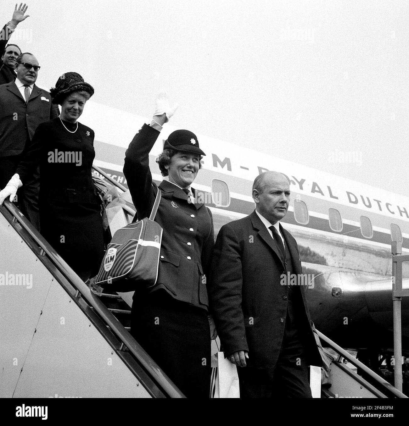Amsterdam Delegation zurück aus Amerika, die Amsterdamer Polizei Kapelle am Flughafen Schiphol Datum 26. April 1964 Ort anwesend war, Noord-Holland, Schiphol Stockfoto