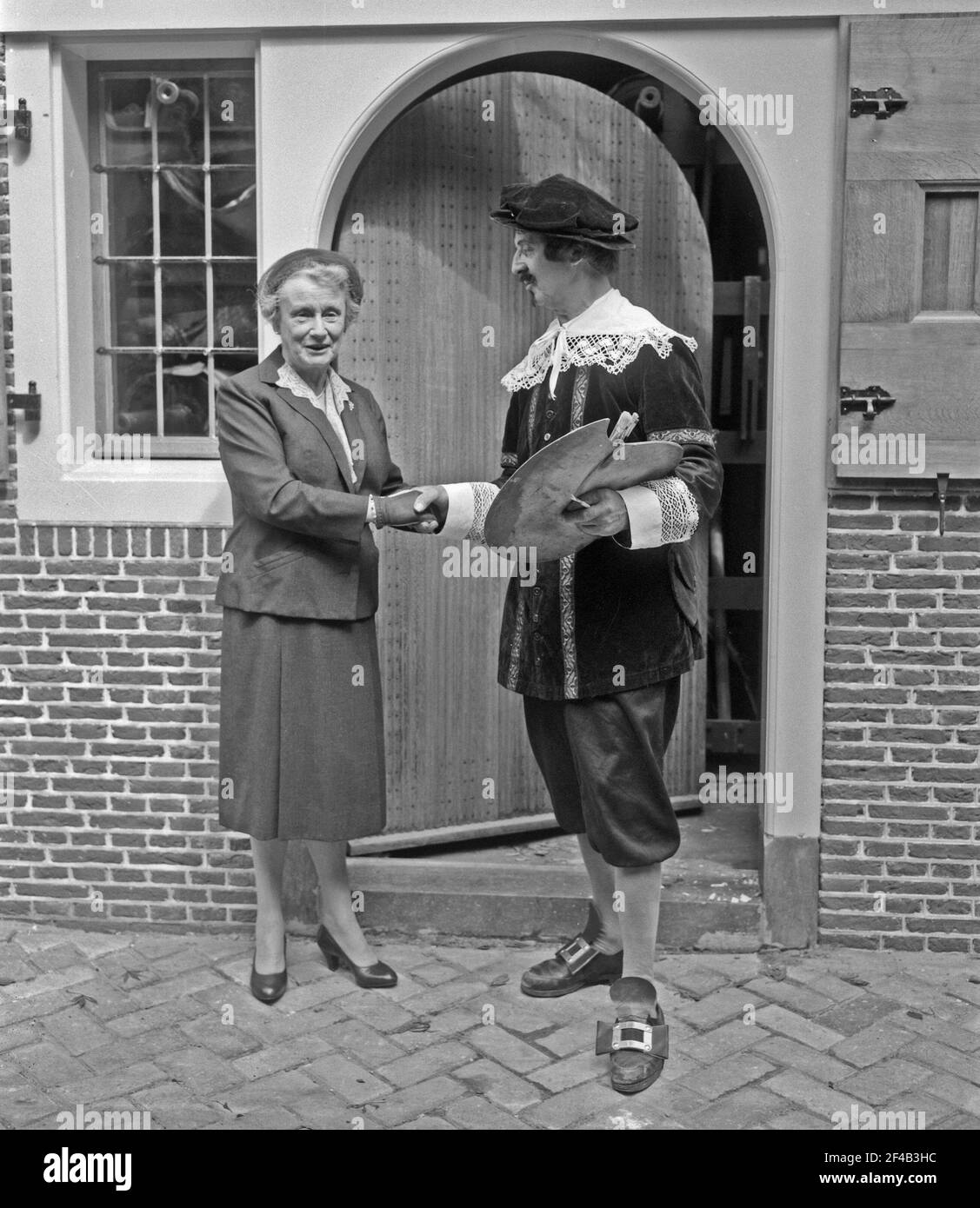 Geburtsort von Rembrandt am Weddesteeg in Leiden, Frau Van Kinschot (Frau von Leiden Bürgermeister) mit Rembrandt danken ihr Datum 14. Mai 1963 Ort Leiden, Süd Holland Stockfoto