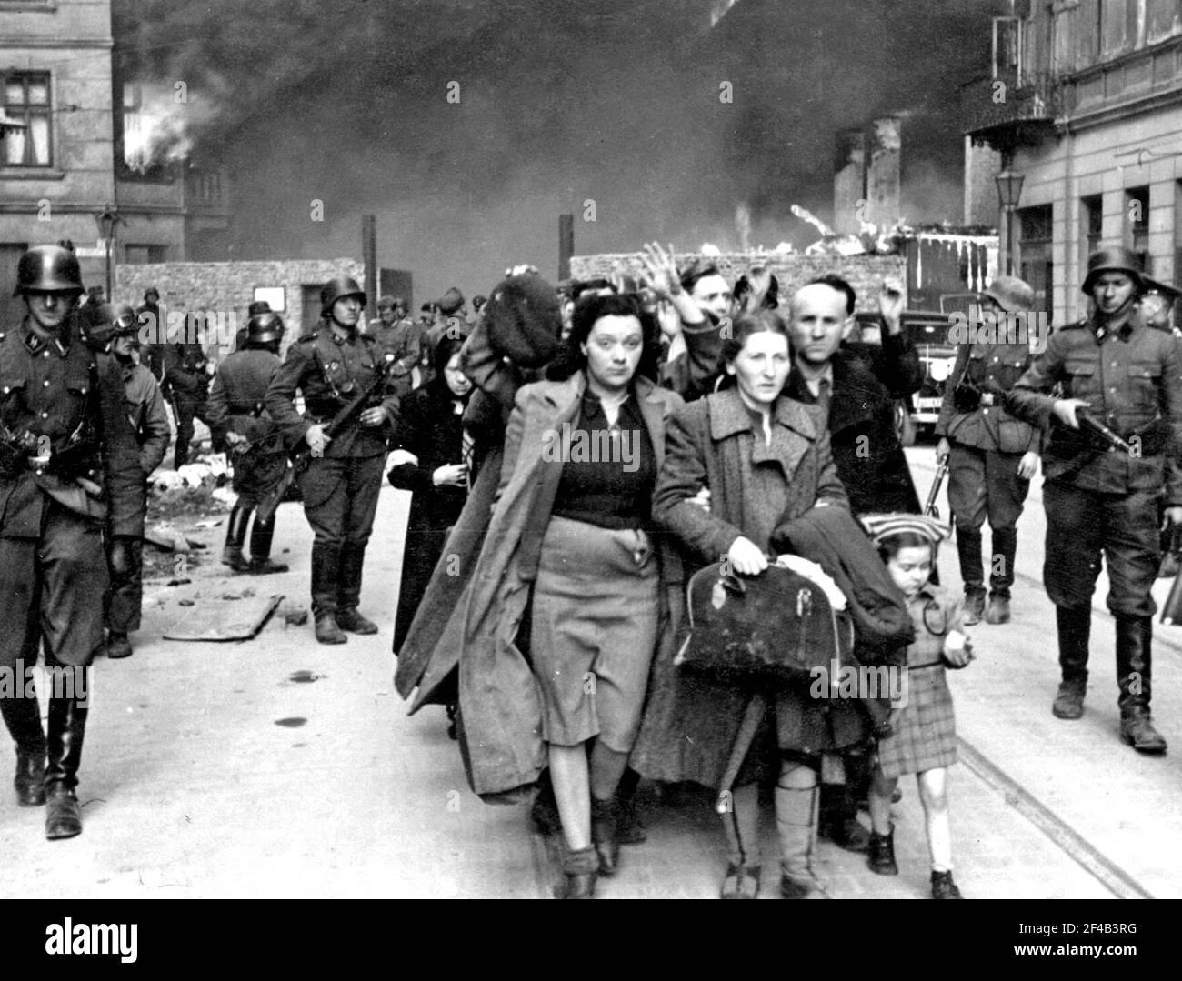 Unterdrückung des Warschauer Ghettoaufstandes - Gefangene Juden werden von deutschen Waffen-SS-Soldaten zur Sammelstelle für Deportation (Umschlagplatz) ca. 1943 Stockfoto