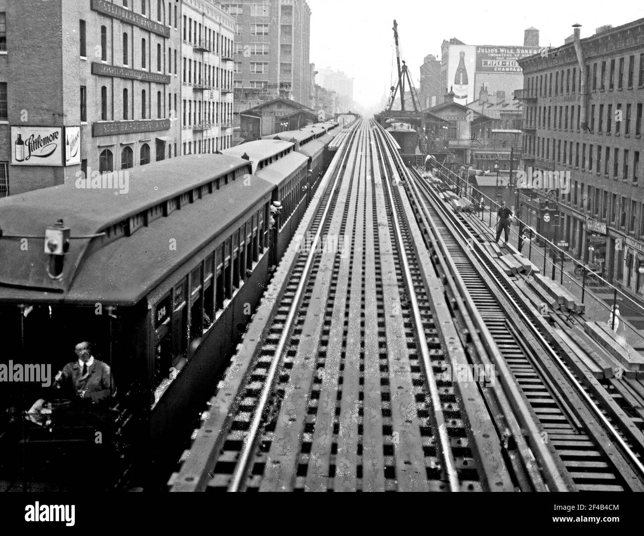 Schnellgleise der Ninth Avenue El (Hochbahn) mit einem Zug, an der 14th Street Station in New York City Ca. 1914-1915 Stockfoto