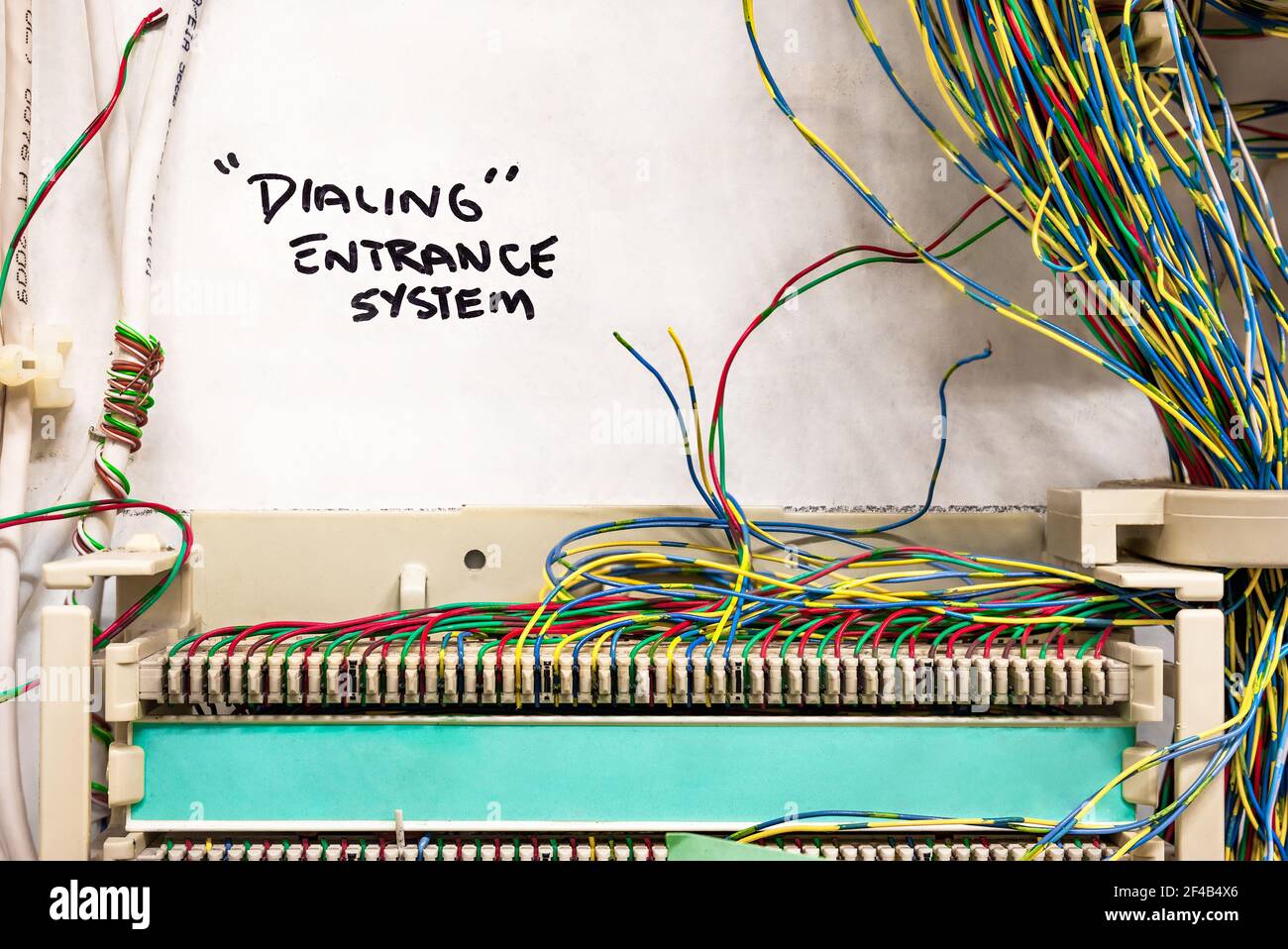 Demarc-Rack, Nahaufnahme. Punch-Down-Block oder BIX-Wafer. Es werden rote, blaue und grüne elektronische Drähte angeschlossen. Teil des Einwahleingangssystems im Gebäude Serv Stockfoto