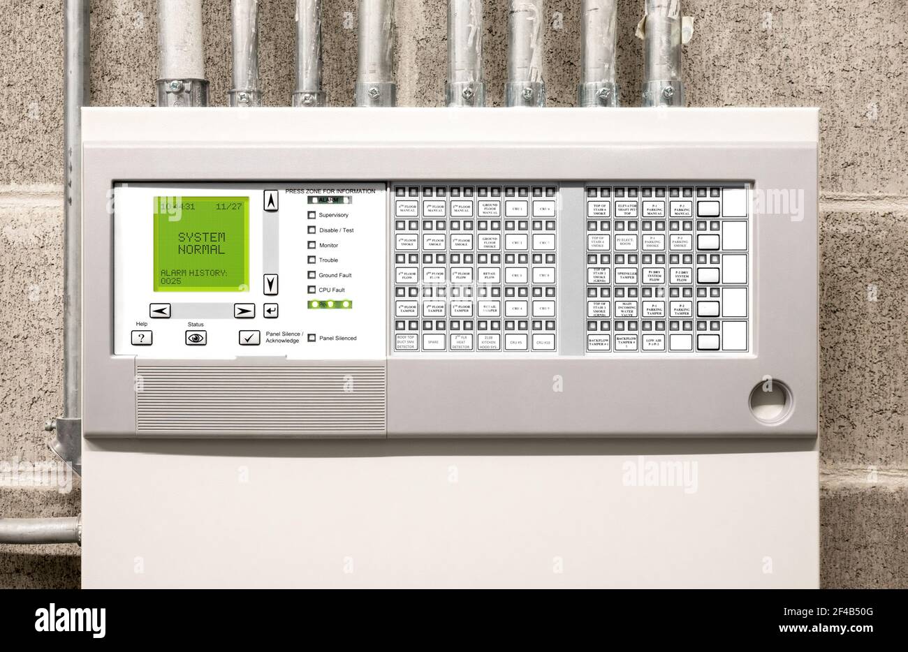 Schalttafel der einstufigen Brandmeldeanlage im Elektroraum eines Wohn- oder Geschäftsgebäudes. System läuft normal, es werden keine Fehler angezeigt. Stockfoto