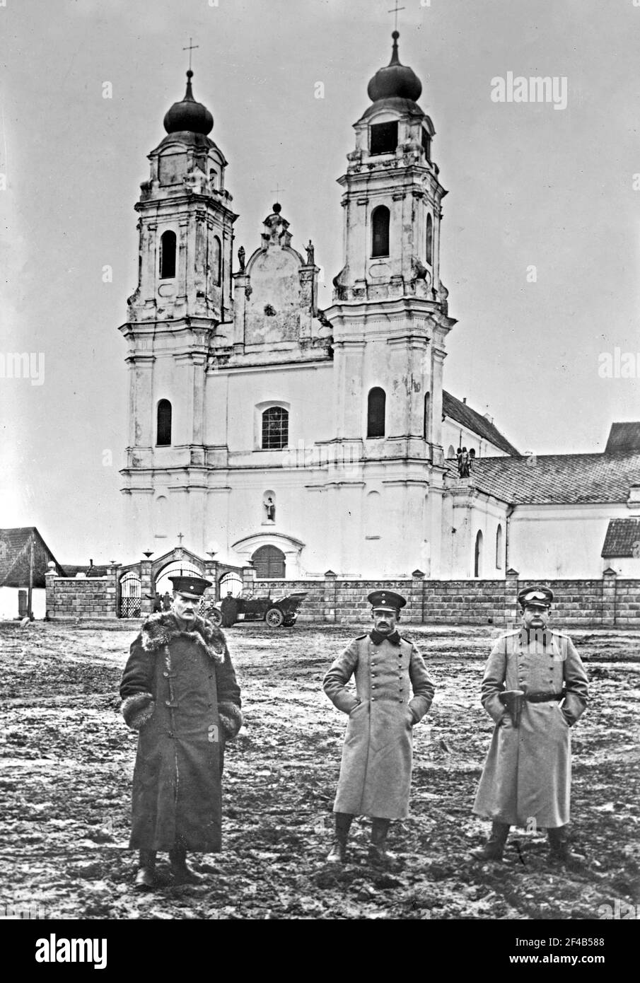 Deutsche Soldaten außerhalb einer russischen Kirche in Suwalki, Polen während des ersten Weltkriegs. 1914-1915 Stockfoto