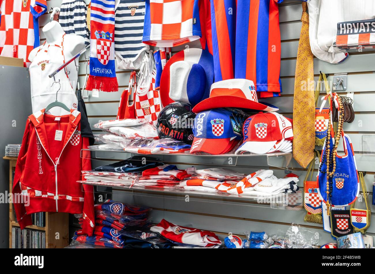 VANCOUVER, BC, KANADA - 16. DEZEMBER 2020: Sortiment von Kroatien Themen Kleidung und Swags in speziellem Geschäft für Kroatien Erbe. Wie T-Shirts Stockfoto