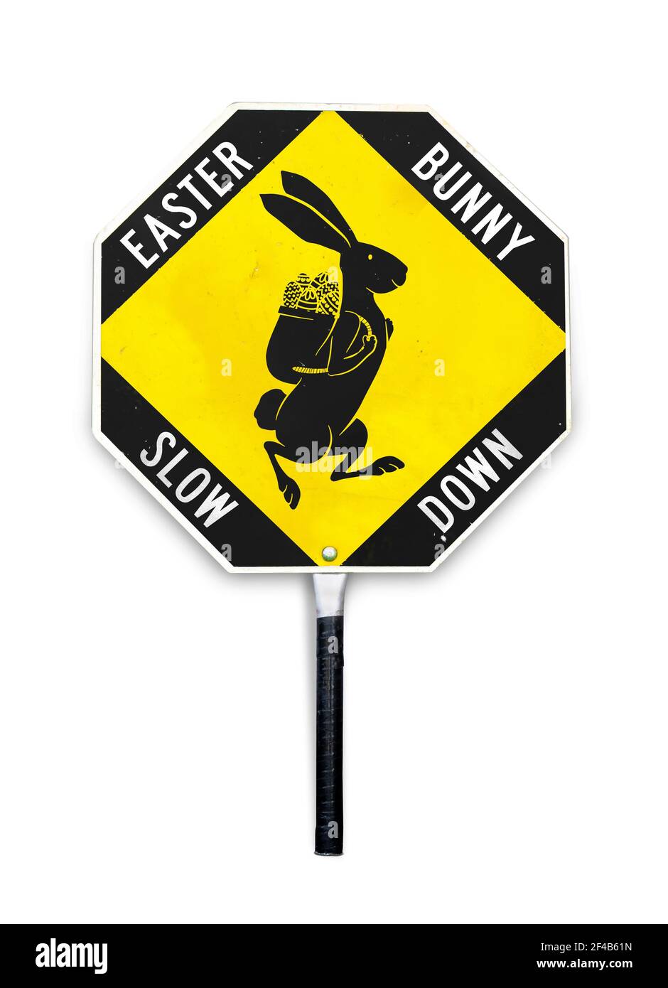 Slow down Schild, Osterhase überqueren. Ostern themed Verkehrswarnsignal, das durch Überqueren Wachen und in den Arbeitsbereichen verwendet wird. Gelbes und schwarzes Metallschild. Stockfoto