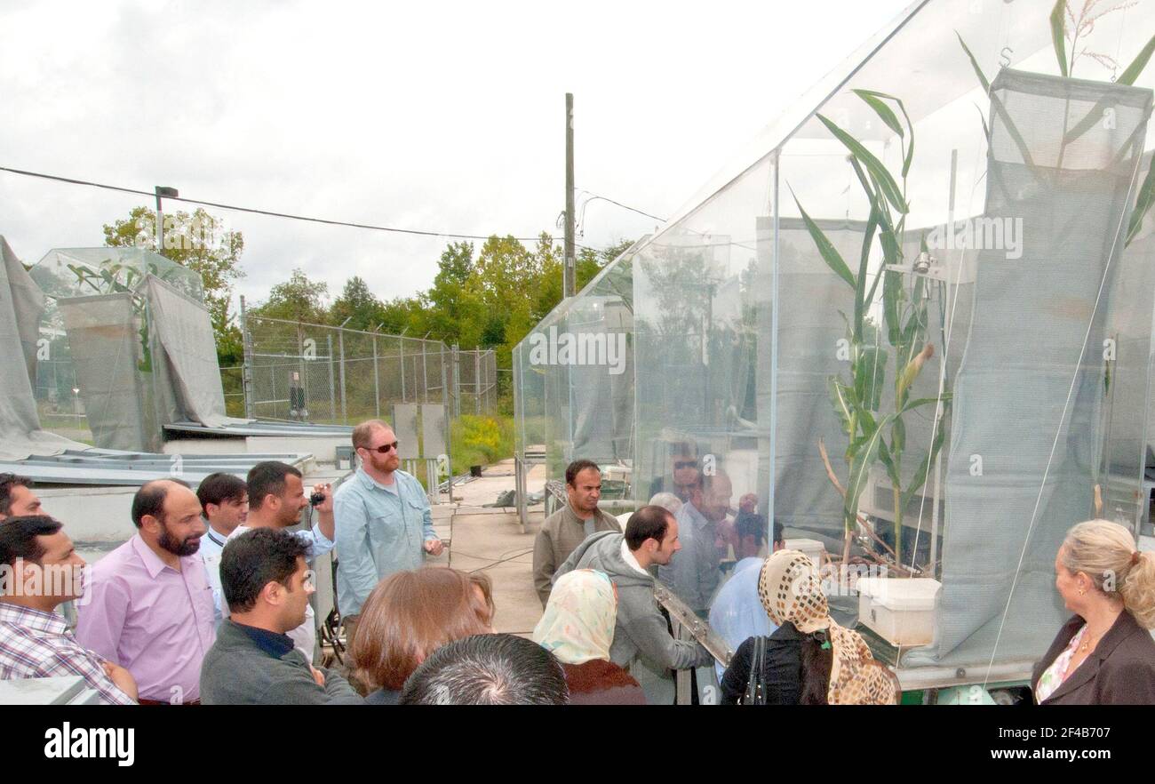 (Virtuelles Panorama) US-Landwirtschaftsministerium (USDA), Landwirtschaft Forschung Service (ARS) Jackson Fisher (blaues Hemd und Sonnenbrille), lud die 12 Borlaug Stipendiaten aus dem afghanischen Ministerium für Landwirtschaft, Bewässerung und Vieh (MAIL) eine nach innen zu erhalten und einen Blick auf den globalen Klimawandel Lab und der Boden Pflanze Atmosphärenforschung (Spar) Einheiten in Beltsville, MD. Am Mittwoch, 21. September 2011. SPAR Einheiten sorgen für eine präzise Steuerung der wichtigsten ökologischen Variablen Einfluss auf das Wachstum der Feldfrüchte wie Temperatur, Luftfeuchtigkeit, und der atmosphärischen CO2-Konzentration. Die S Stockfoto