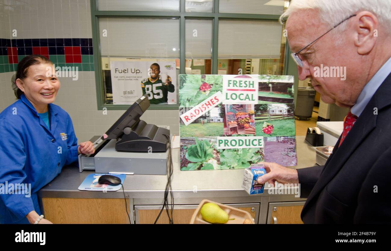 Nachdem die Schüler hatten ihre Lunchpakete, Staatssekretär für Lebensmittel, Ernährung und Consumer Services Kevin Concannon sein Mittagessen Entscheidungen getroffen und bezahlte für seine Mahlzeit, während eine Nationale Schule Mittagessen Woche Veranstaltung in Nottingham Volksschule in Arlington, VA, am Mittwoch, dem 12. Oktober 2011. (Der Zeitplan und das Menü wurden für die Veranstaltung nicht verändert). Die Landwirte von bigg Riggs Bauernhof im Hampshire County, WV, und Maple Avenue Markt Bauernhof in Wien, VA waren sehr beliebt bei den Studenten. Das heutige Menü enthalten gebratenes Huhn, geröstetem Butternusskürbis mit getrockneten Cranberries, Bauernhof Frischer gemischter Salat Salat, Türkei wickelt Stockfoto