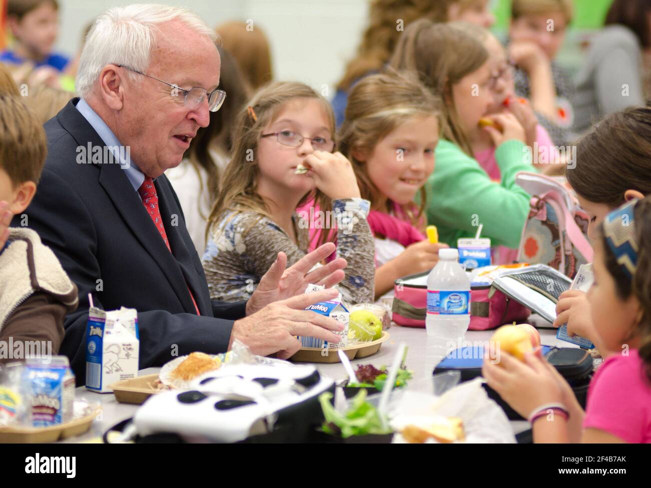 Staatssekretär für Lebensmittel, Ernährung und Consumer Services Kevin Concannon (rote Krawatte) mit Sprach und hörte seinen lunchmates in Nottingham Volksschule in Arlington, VA, am Mittwoch, dem 12. Oktober 2011. Die Landwirte von bigg Riggs Bauernhof im Hampshire County, WV, und Maple Avenue Markt Bauernhof in Wien, VA waren auch sehr beliebt bei den Studenten. Das heutige Menü enthalten gebratenes Huhn, geröstetem Butternusskürbis mit getrockneten Cranberries, Bauernhof Frischer gemischter Salat Salat, Türkei wickelt, pita Keile, warme Muffins, Karotten, Birnen und mehr Auswahl. Stockfoto