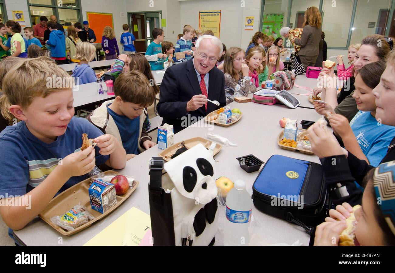 Staatssekretär für Lebensmittel, Ernährung und Consumer Services Kevin Concannon (rote Krawatte) mit Sprach und hörte seinen lunchmates in Nottingham Volksschule in Arlington, VA, am Mittwoch, dem 12. Oktober 2011. Die Landwirte von bigg Riggs Bauernhof im Hampshire County, WV, und Maple Avenue Markt Bauernhof in Wien, VA waren auch sehr beliebt bei den Studenten. Das heutige Menü enthalten gebratenes Huhn, geröstetem Butternusskürbis mit getrockneten Cranberries, Bauernhof Frischer gemischter Salat Salat, Türkei wickelt, pita Keile, warme Muffins, Karotten, Birnen und mehr Auswahl. Stockfoto