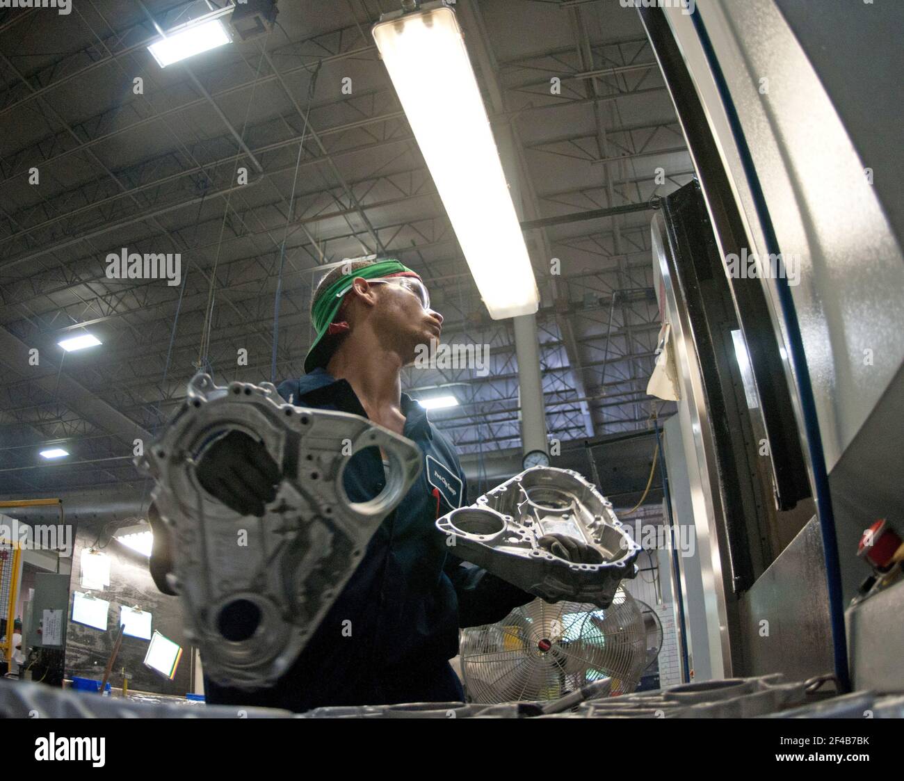 Computer Numerical Control (CNC), Maschinenbediener Blake Veeneman ist ein Prozess Inspektion nach einem Casting im Hafen City Gruppe Hafenstadt Castings Corporation fertigt bearbeitet - Druck Aluminium - Gussteile, überwiegend für die Automobilindustrie, in Muskegon, MI, Facility am Mittwoch, den 20. Juli 2011. Hafenstadt Konzern seinen Beschäftigung um 12 Prozent im letzten Jahr dank zwei ländliche Wirtschaft garantierte Kredite in Höhe von 9,6 Millionen $. In der 80.000 qm großen Anlage, Maschinen, die von 800 - 1.600 Tonnen und warf 380 Aluminium legierte Flacherzeugnisse aus geschmolzenen Barren aus Aluminium, in Stockfoto