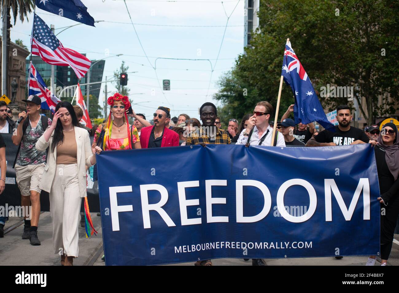 Melbourne, Australien. März 2021, 20th. Demonstranten marschieren im Rahmen eines weltweiten Protestes für die Freiheit gegen die COVID-19-Impfung auf das Parlament zu. März 20, Melbourne, Australien. Quelle: Jay Kogler/Alamy Live News Stockfoto