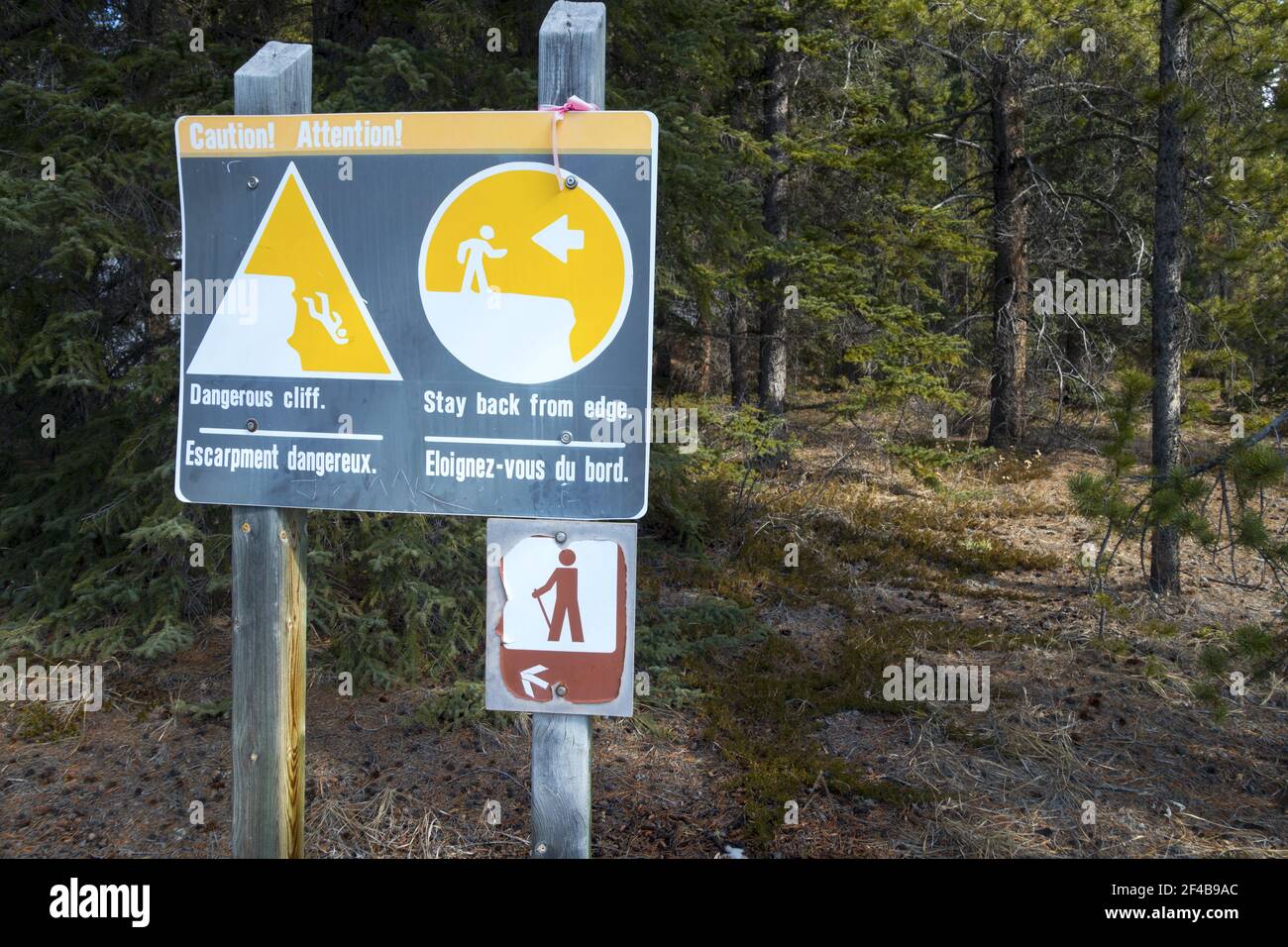 Schild Post Warnung Wanderer, weg von erodierten Klippen auf Siffleur Falls Wanderweg in den kanadischen Rockies mit Green Forest im Hintergrund zu bleiben Stockfoto